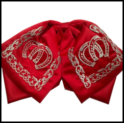 Moño rojo bordado con hilo color plata.